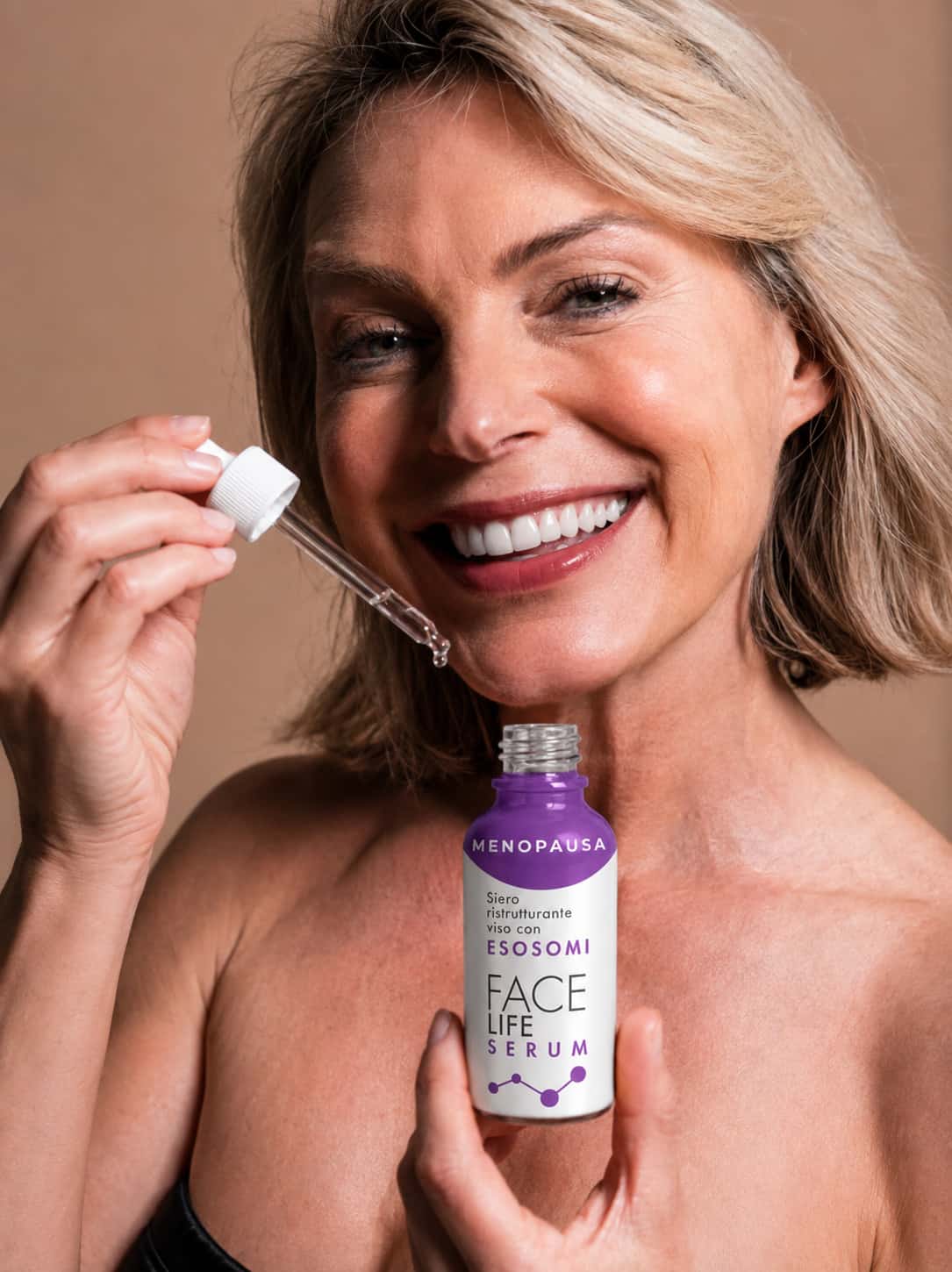 Applicazione siero viso menopausa